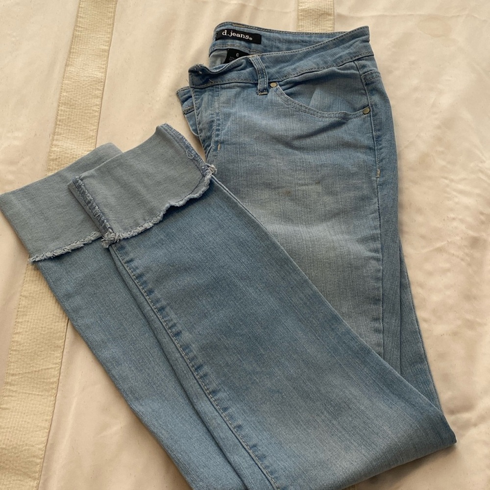 👖👖👖💙 D.Jeans Size 6 Light Wash Cropped Jeans w/Stitched Cuff